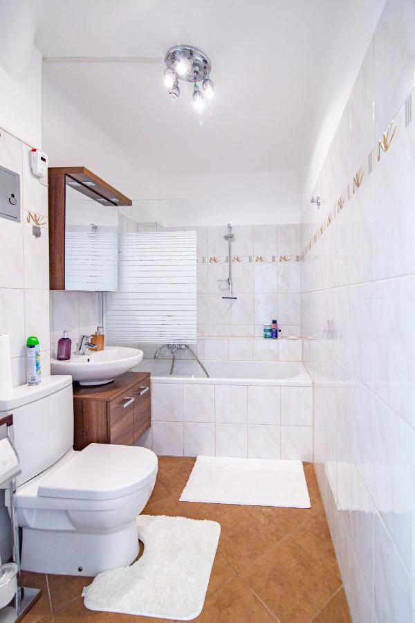 Best Rated Central Apartment Vienna - Ac, Wifi, 24H7Days Self Check-In, Board Games, Netflix Eksteriør bilde